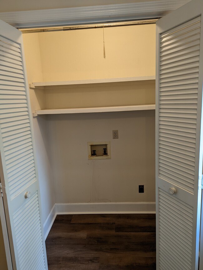 Conexiones para lavadora y secadora - 215 Woodburn Club Ln