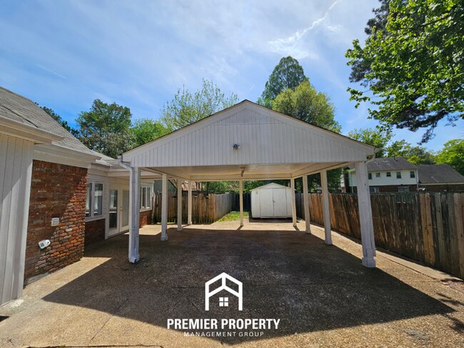 Foto del edificio - Massive 5BR/3BA Executive Home in East Memphis | Screened Porch & 2,200+ Sq Ft