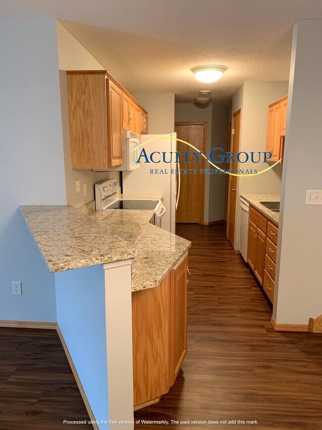 Foto del edificio - 3BR, 2BA, Champlin Townhome for Move in as soon as 9/1/2026