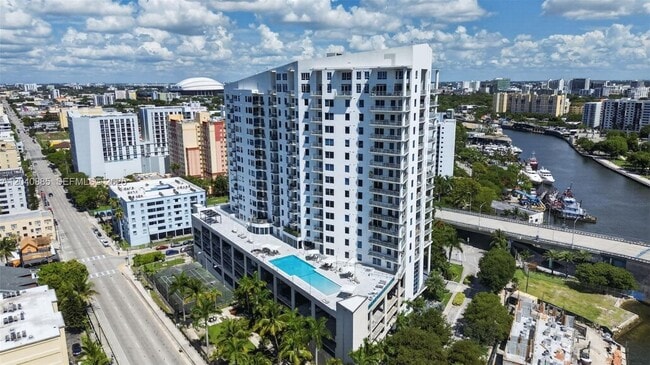 Building Photo - 10 SW South River Dr