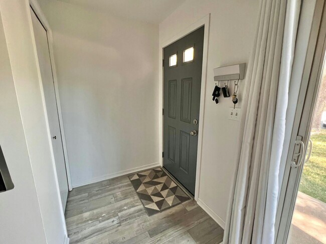 Foto del edificio - 8850 Jasmine Ln