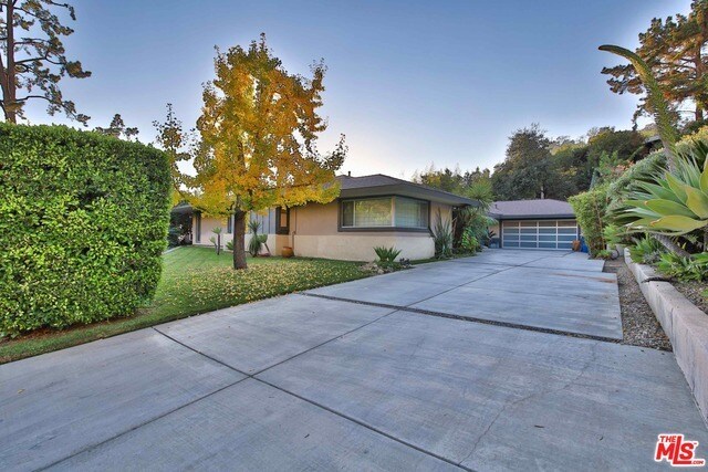 Building Photo - 1835 N Doheny Dr
