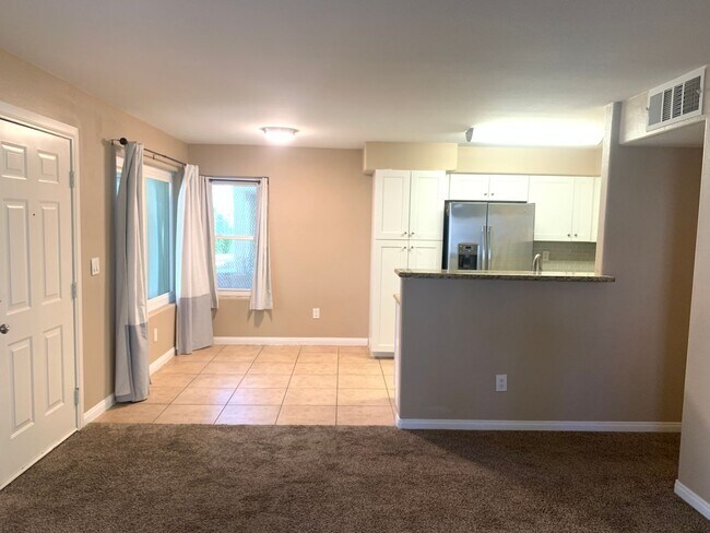 Foto del edificio - Thrive in this upgraded first-floor two be...