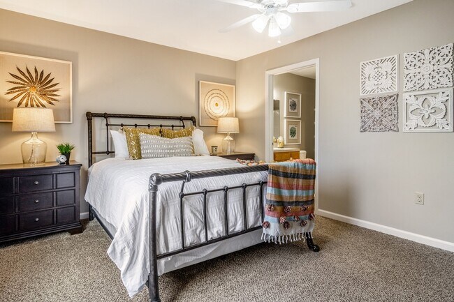 Gran dormitorio principal con baño y armario en suite - Redwood Elyria