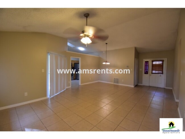 Foto del edificio - ~~~~ 3 Bedroom 2 Bath - Large Fenced Yard ...