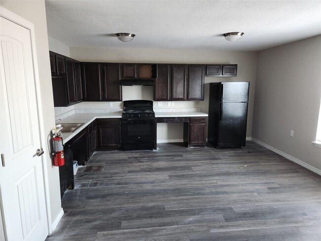 Building Photo - 724 E Ave N