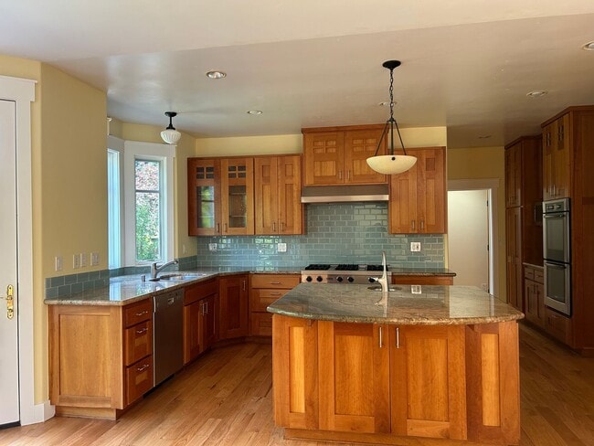 Building Photo - Lovingly Maintained 5 Bed, 3.5 Bath Execut...