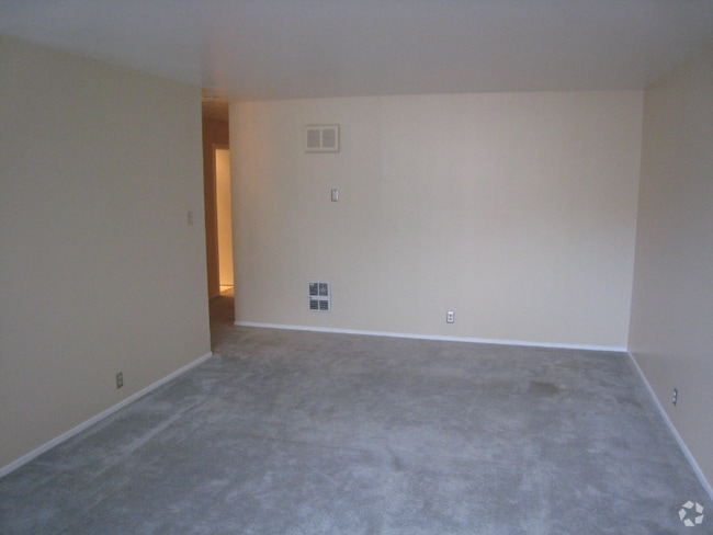 Building Photo - 565 8th Ave
