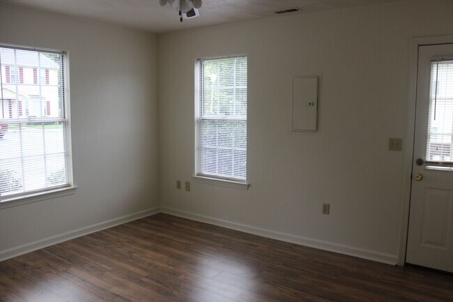 Building Photo - Rutherford Townhomes 4 Bedroom w/Den 3 Bathroom