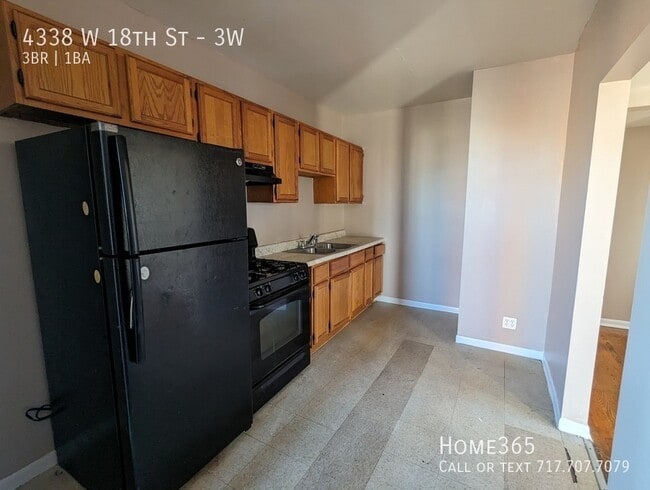 Building Photo - Well-located 3 bedroom apartment in Chicago!!
