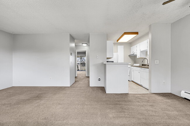 Building Photo - $1,395.00, 2 bed, 1 bath located in Denver...