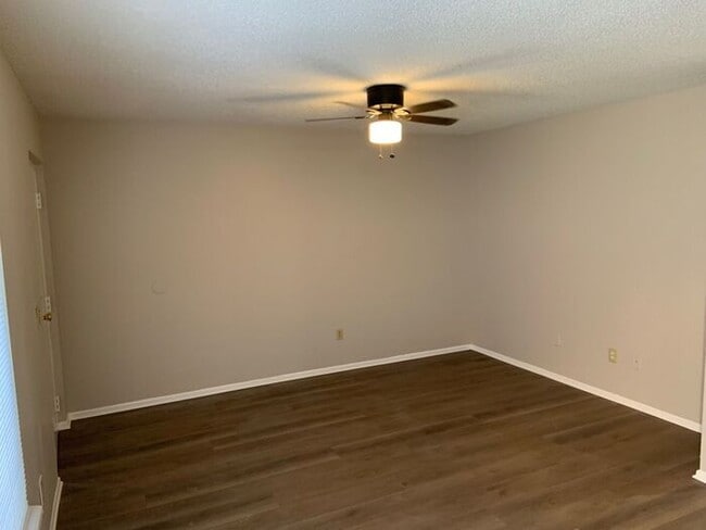 Building Photo - Great 2 Bed/1 Bath Duplex!!