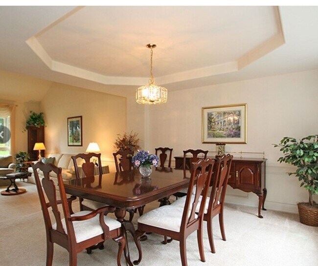 Building Photo - Beautiful bright 4 bed on acre with tons o...