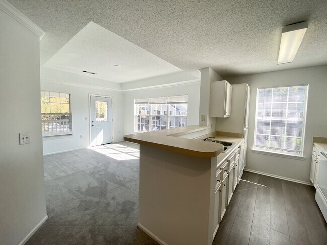 Foto del edificio - Spacious, One Bedroom Apartment W/ a Balcony!