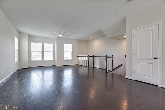Building Photo - 7921 Breezy Knoll Ln