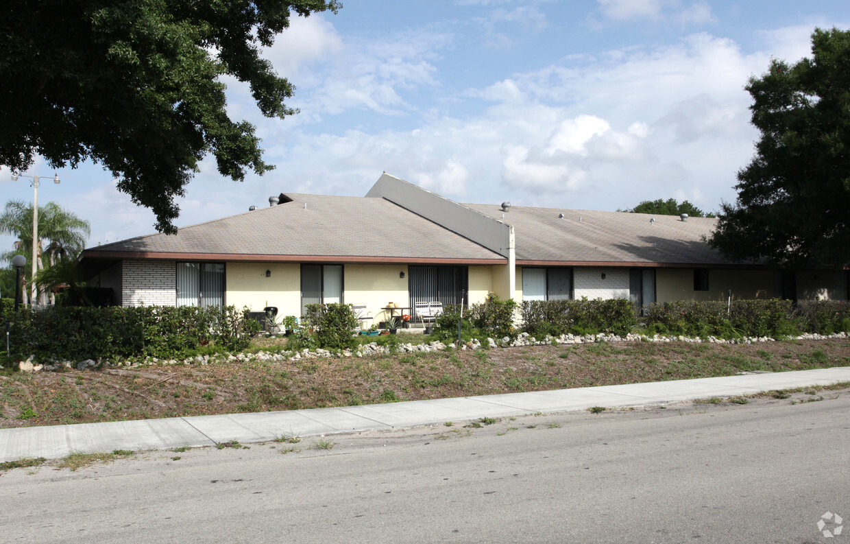 Oaks Apartments - The Oaks Apartments
