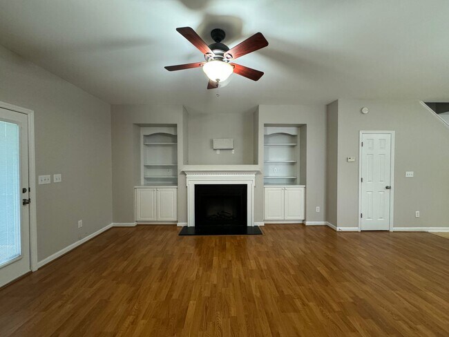 Building Photo - 3 Bedroom Townhome