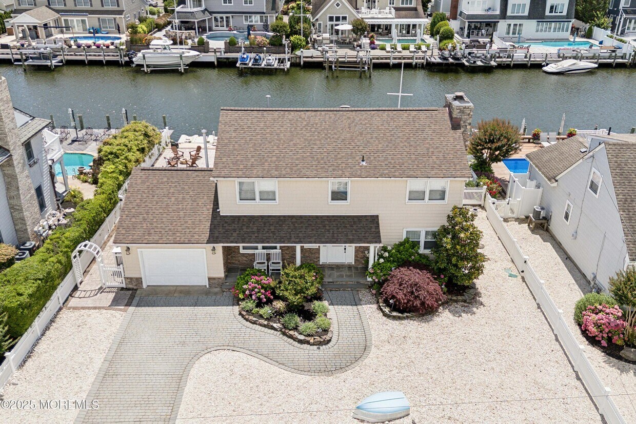 Foto principal - 242 Curtis Point Dr