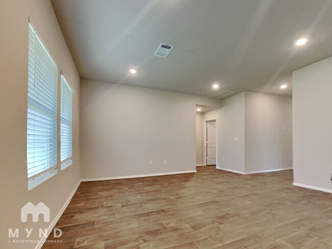 Foto del edificio - 15117 Siberian Elm Ln