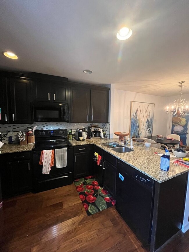 Foto del edificio - Townhome in Villages of Riverwood, Upgrades include Granite, Hdwd Floors, 1 Car Garage, Community...