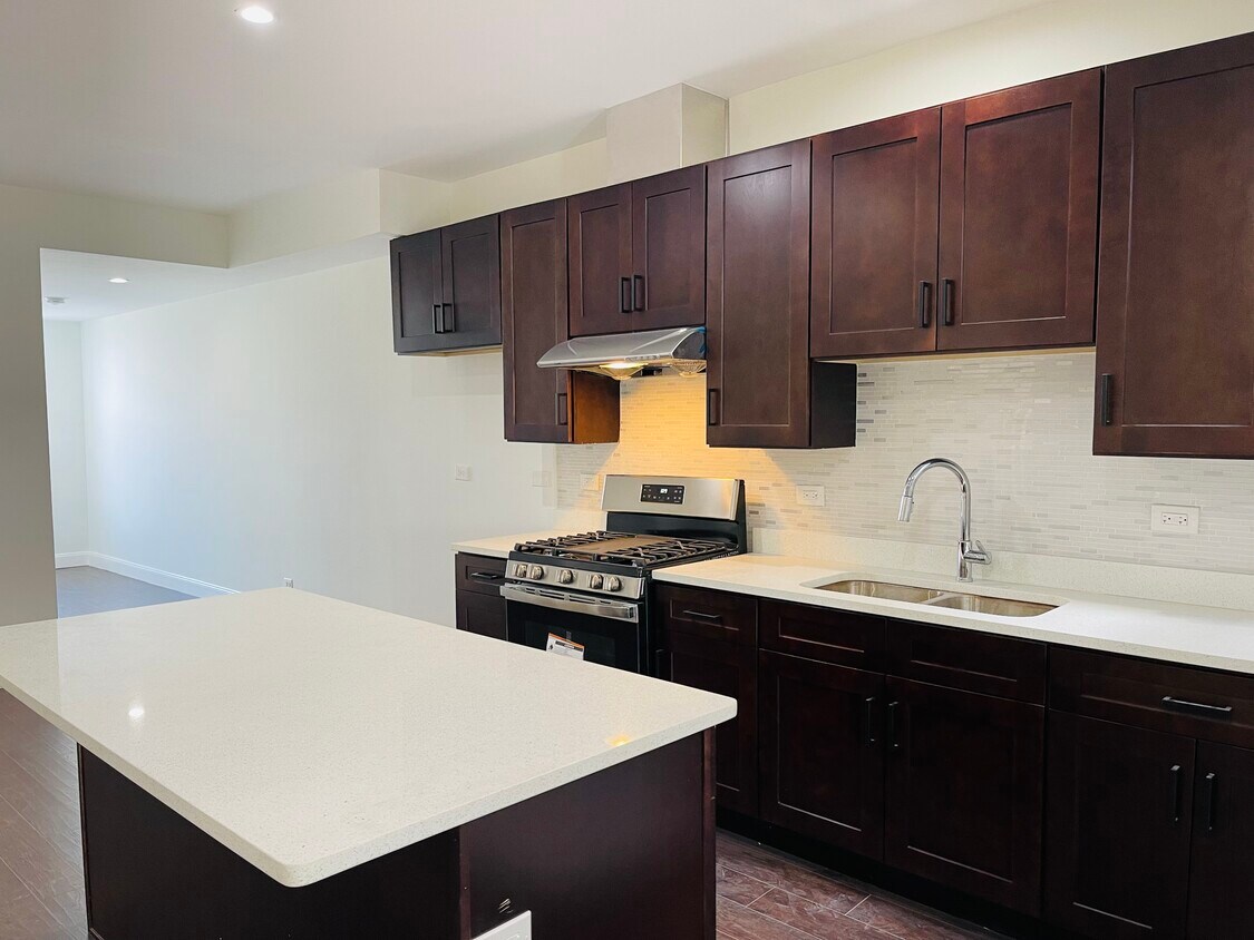 Foto principal - 2878 S Archer Ave