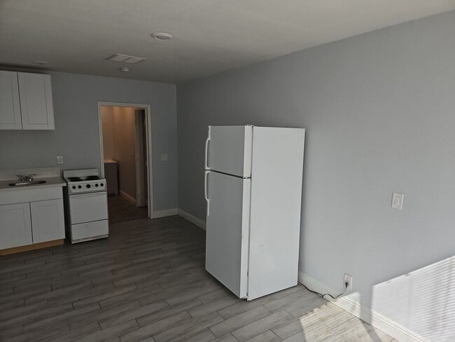 Building Photo - STUDIO HOME IN DOWNTOWN LAS VEGAS!