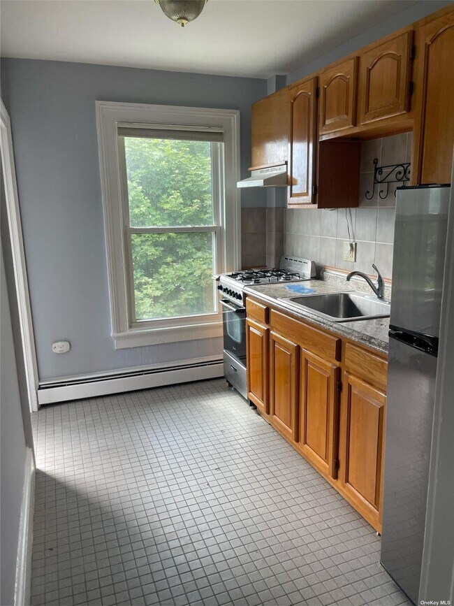 35 Carlton Ave, Port Washington, NY 11050 Room for Rent in Port