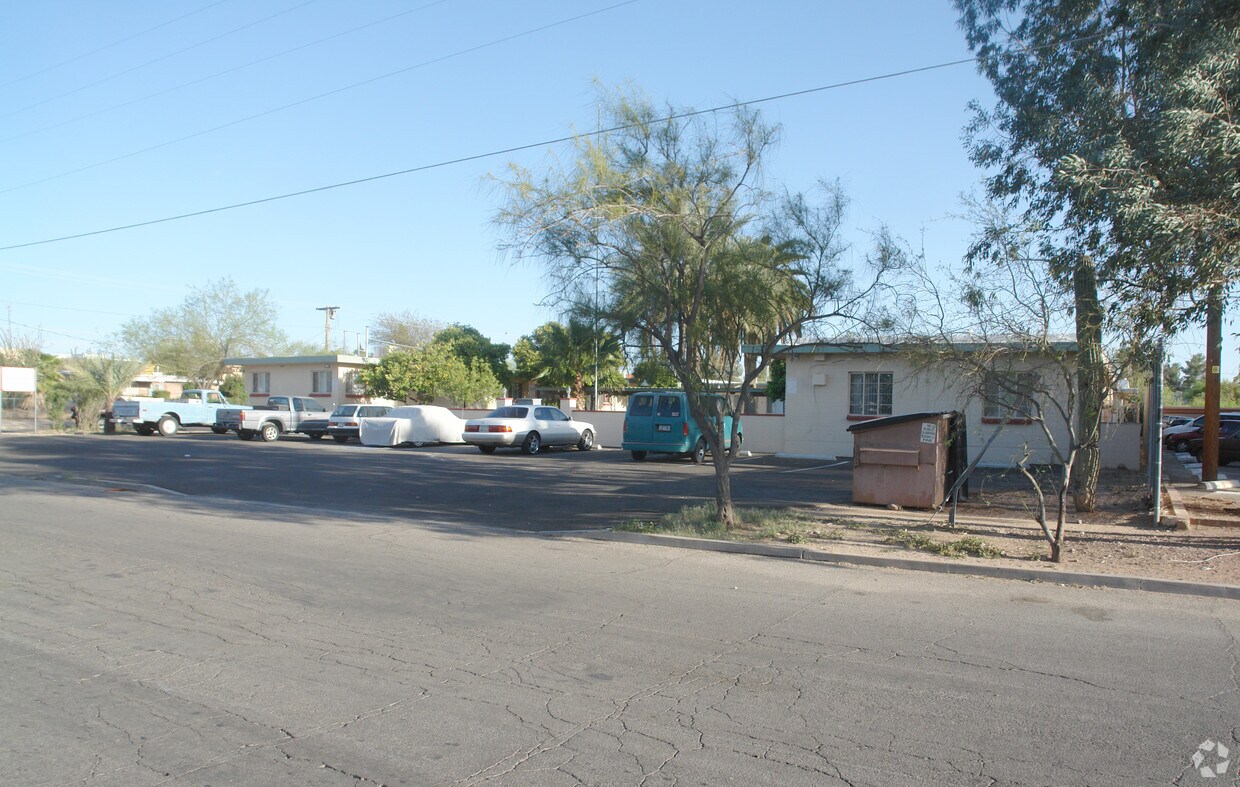 Foto del edificio - 3686 E 3rd St