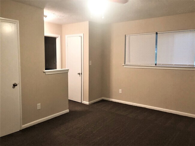 Building Photo - 25323 Lynbriar Ln