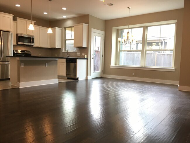Building Photo - BEAUTIFUL TOWNHOUSE IN CRESTVIEW