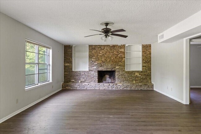 Building Photo - 3403 Loyola Ln