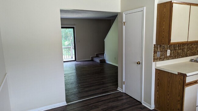 Building Photo - 3 Bedroom 1.5 Bath Townhouse in Kentwood