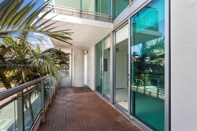 Balcón - 350 S Miami Ave
