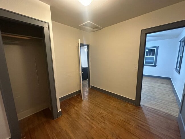 Building Photo - 1bedroom, 1.5 bathrooms, Pet Friendly!