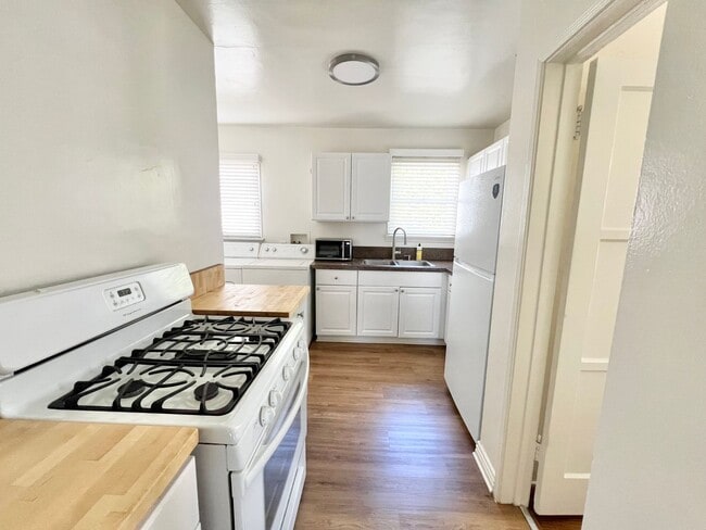 Foto del edificio - Charming 2-Bedroom Home with Hardwood Floors & Fireplace Near the Traffic Circle