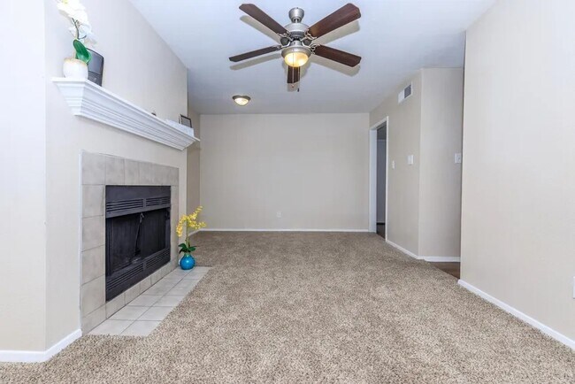 Foto del edificio - Elegant 2-Bedroom Near I-45 – Pets Welcome!