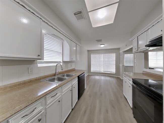 Foto del edificio - 16311 Green Shade Dr