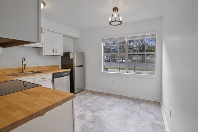 Foto del edificio - Charming 1 bedroom 1 Bathroom across from Daffin Park
