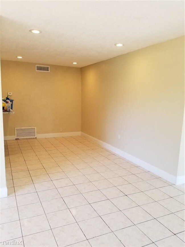 Building Photo - 4 br, 2 bath House - 610 Long Island Ave