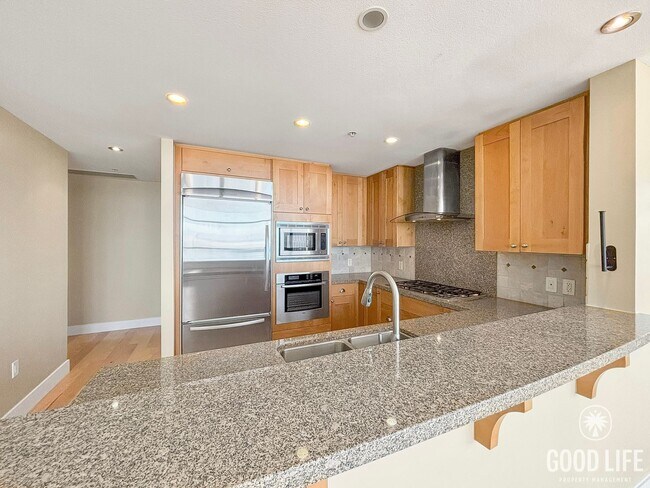 Building Photo - Beautiful 2BD/2BA + Den Condo in Downtown ...