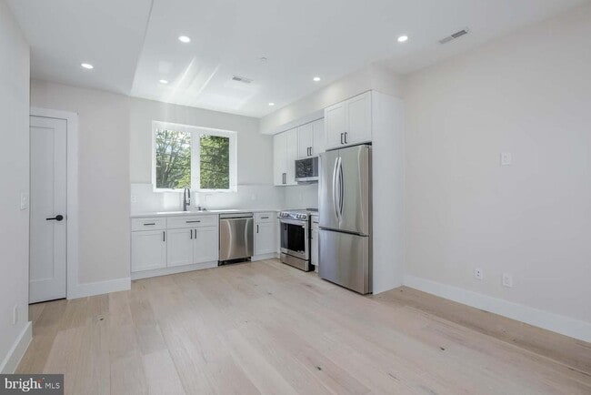 Building Photo - 722 Kenyon St NW