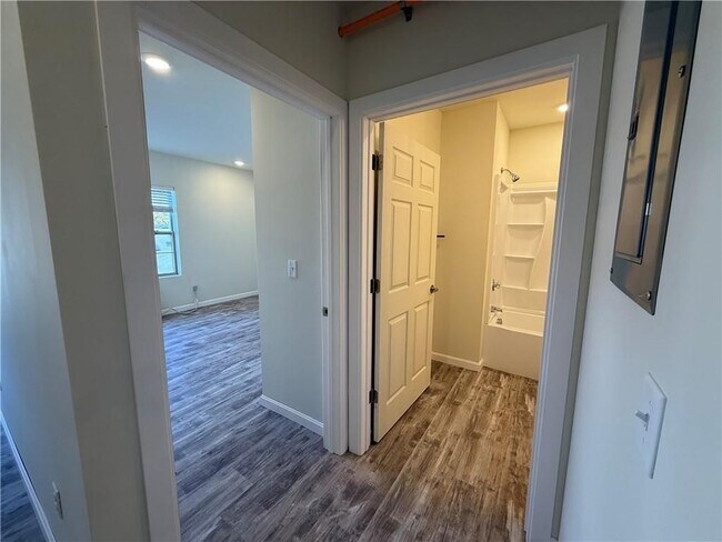 Building Photo - 327 Pine St