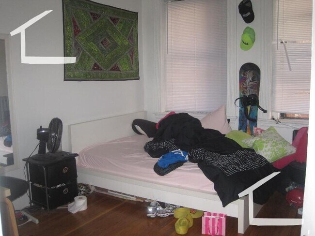 Building Photo - 3Br/1.5Bth, Great location. Laundry in building