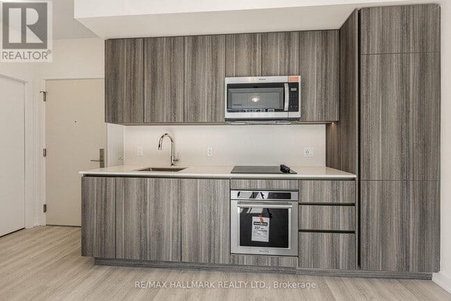 Building Photo - 15 Richardson St