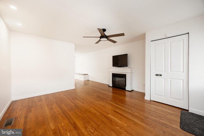 Building Photo - 353 William St