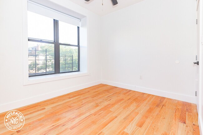 Building Photo - 279 Kosciuszko St