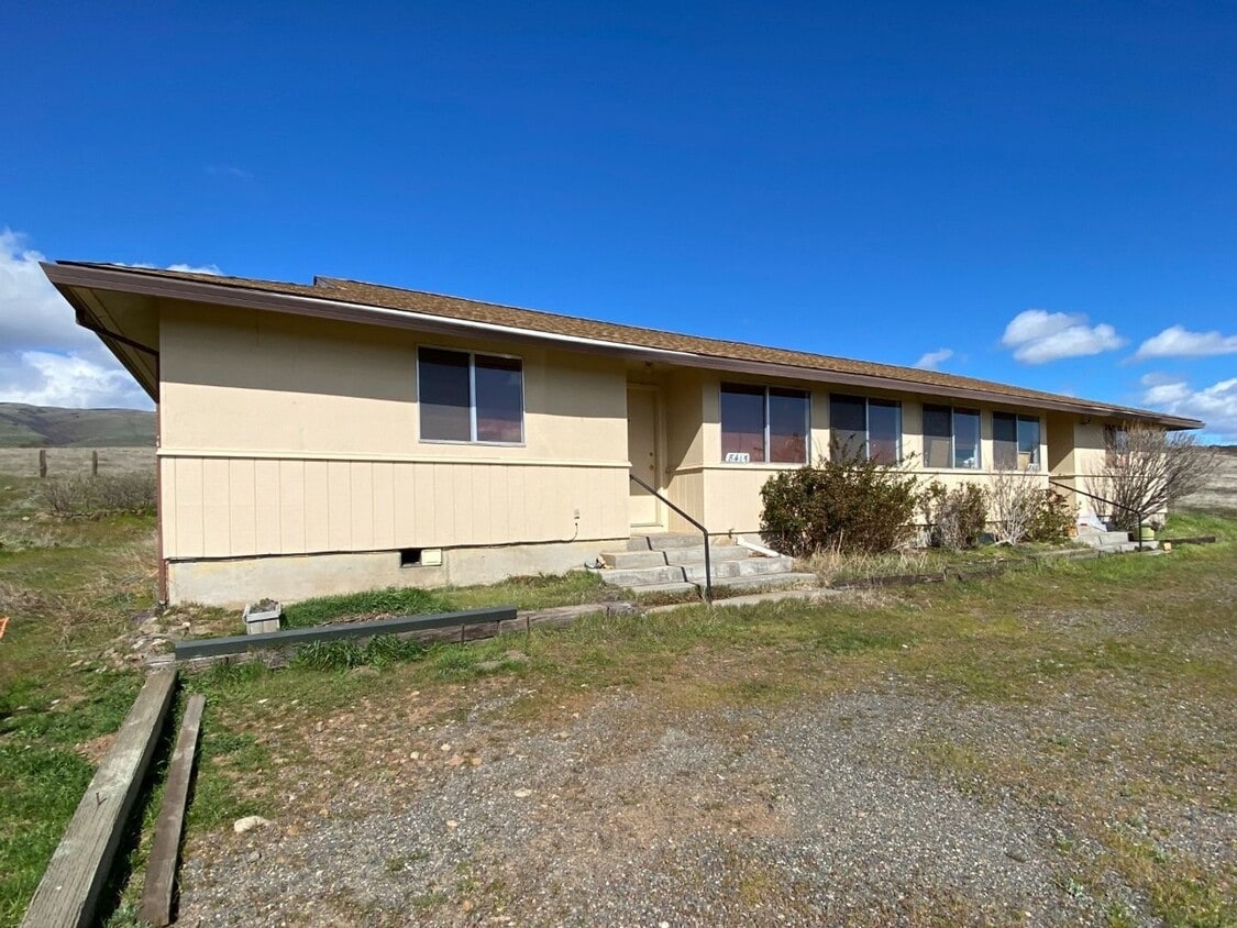 841584178417 WA14, Dallesport, WA 98617 Townhome Rentals in