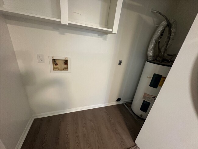 Foto del edificio - 711 Skylark Rd