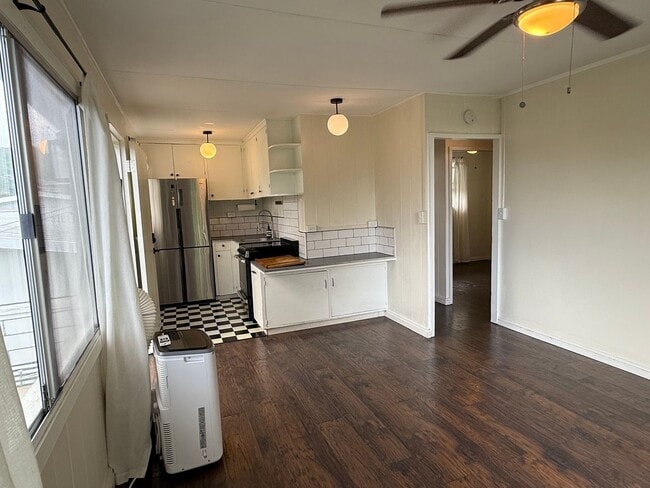 Building Photo - Charming 2BR Cottage Minutes from Kaimuki – Bright Home with Updated Kitchen