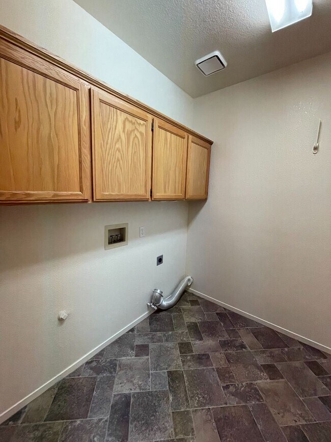 Building Photo - 4 br, 2.5 bath House - 2475 Trevino Way